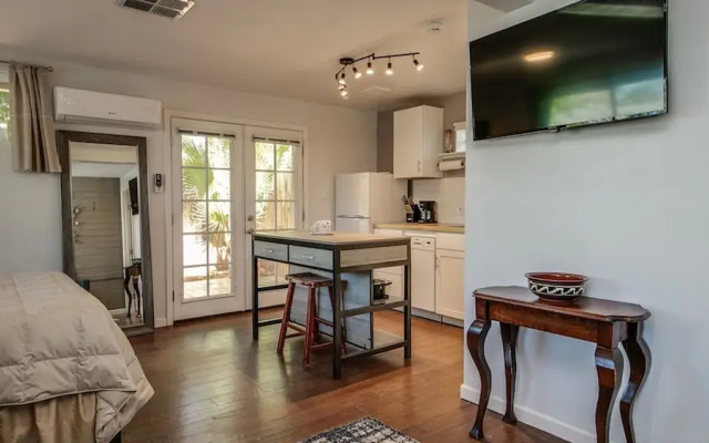 Charming Mid Town Guest House W/private Patio!