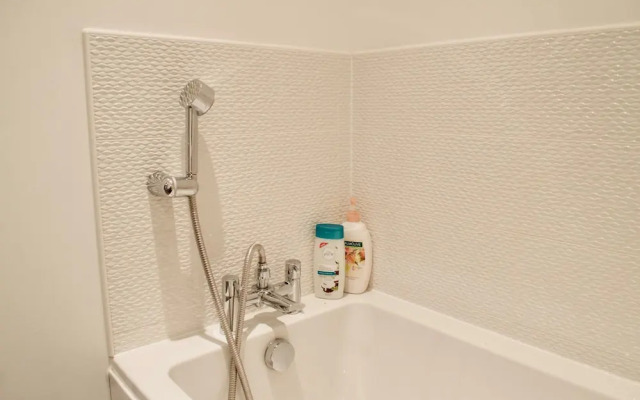 Large and Modern 2 Bed 2 Bath Edinburgh Apartment