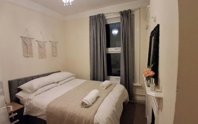 Sunny Southampton 3 Bedroom Apartment