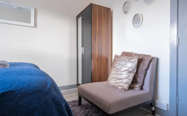 Novelty Suites - Powis Circle