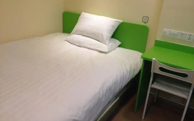 Haiyou Hotel (Xi'an Taibai South Road Metro Station)