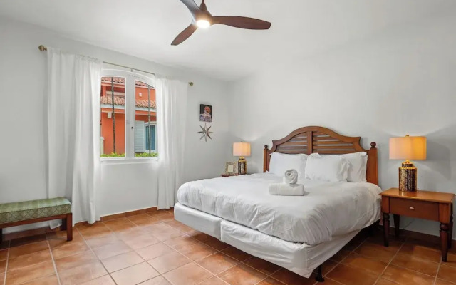 Golf Course Access Balcony Infinity Pool