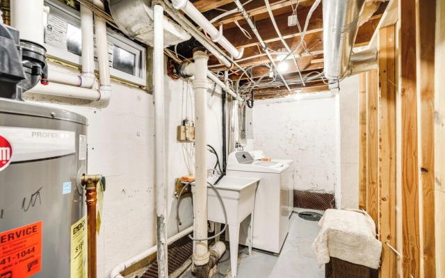 8 Mi to Downtown: Convenient Minneapolis Home