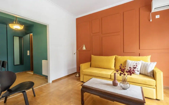 Spacious High-ceiling 2-bedroom by Acropolis Museum