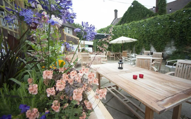 Norfolk Arms Hotel