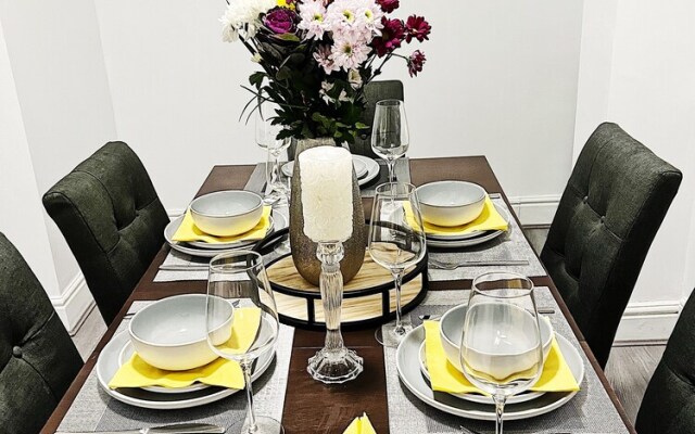 Impeccable 4-bed House in Manchester