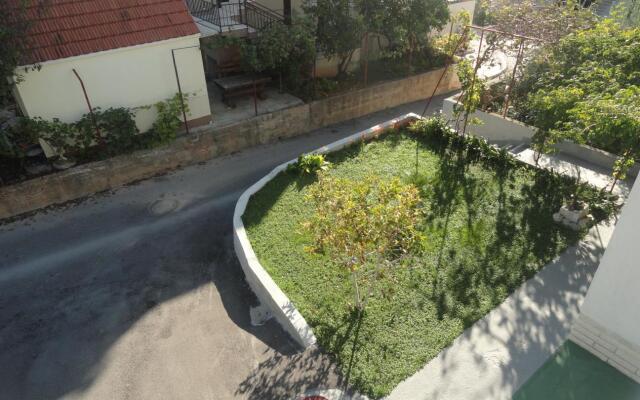 Apartment Tomi - with large terrace (60m2): A1 Trogir, Riviera Trogir