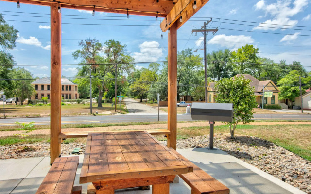 Super 8 by Wyndham Palestine