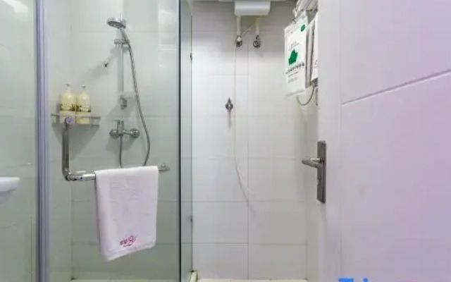 Enjoy Love 520 Movie E-sports Hotel (Jinan Olympic Sports Center)