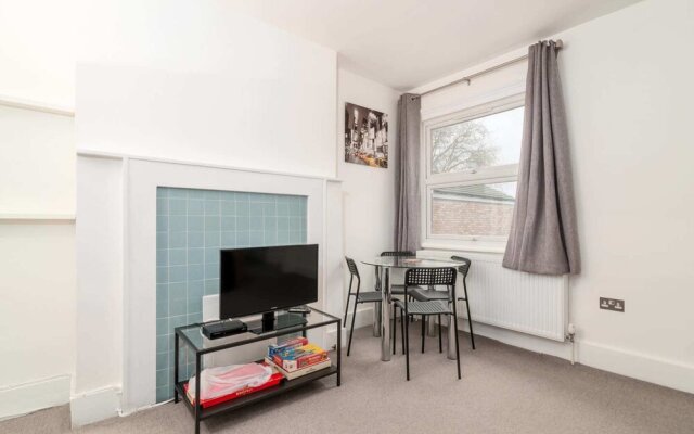 Modern 2 Bed, for 4 Guests in Golders Green!