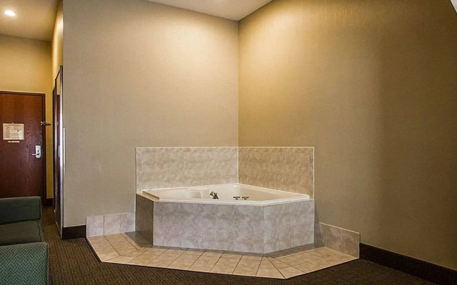 Quality Inn & Suites Fishkill South near I-84