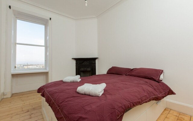 Spacious 1BR Flat With View in Edinburgh -sleeps 4