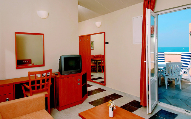 Maistra Select Amarin Resort