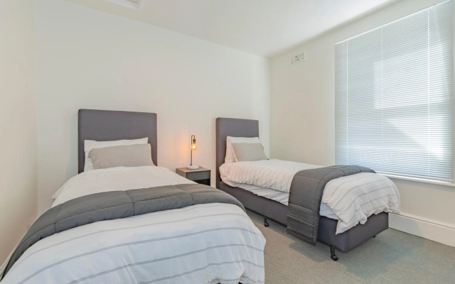 4 Bedroom House - Hobart CBD - Parking – Guest Rooms – Hobart