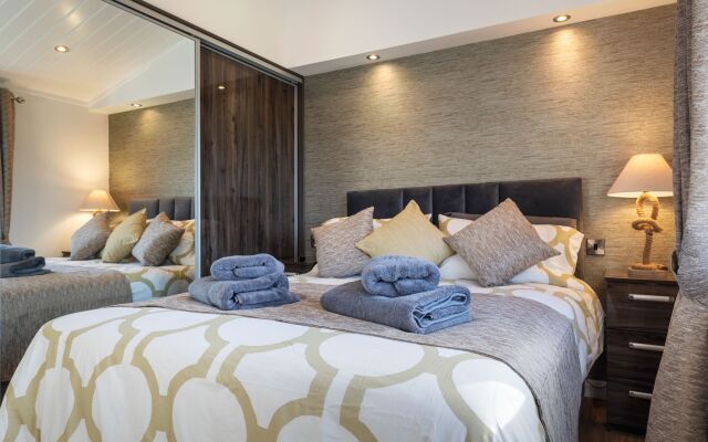 Hiraeth - Luxury Lodge With Hot Tub Close to Beach