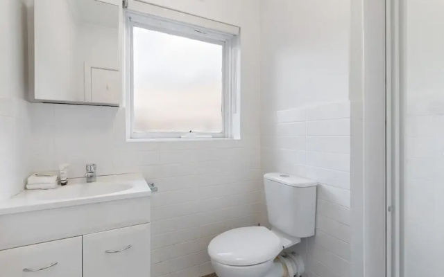 Comfy One-bedroom Unit Between City and Airport