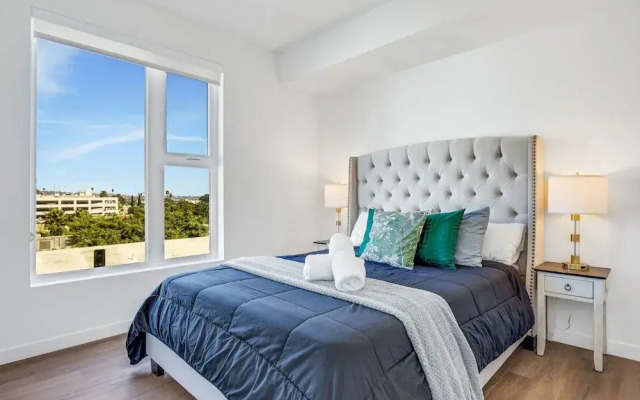 Luxury Apartment in Hollywood