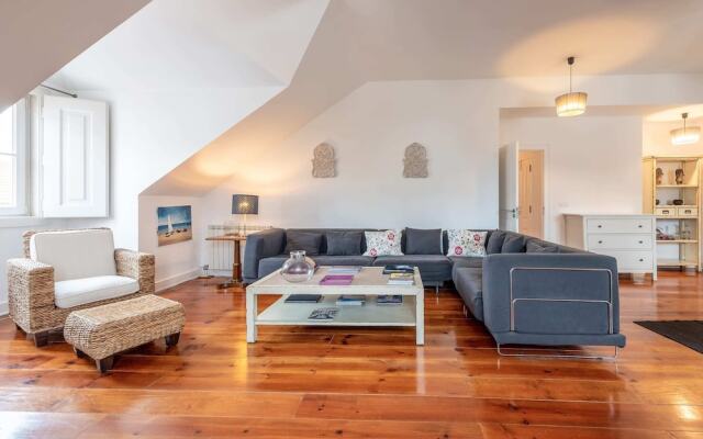 Rustic-style Apt Near Bairro Alto
