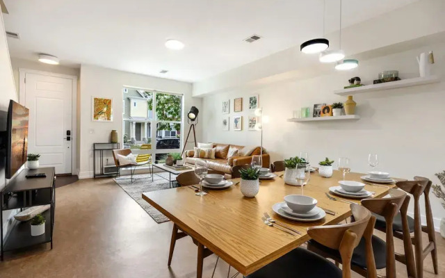 Mid-century Mod Retreat Near Old Town – Free Bikes