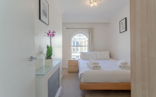 2 Bedroom House in Maida Vale With Balcony