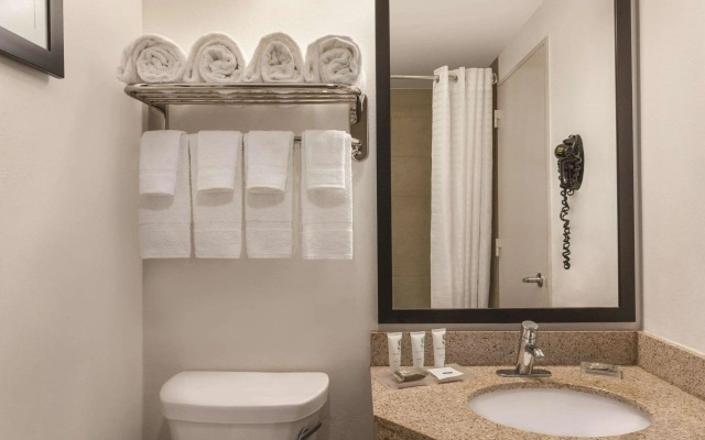 Country Inn & Suites by Radisson, Woodbury, MN