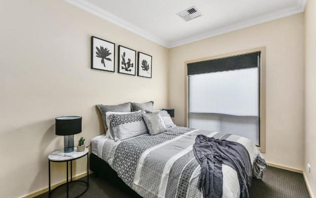 Accommodation On Lansell 1 being Unit 1 of 6 Lansell Street – Guest Rooms – Mount Gambier