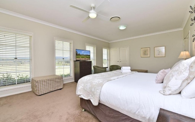 Silver Springs Estate 4br house + 6br house with Wifi, Pool. Fireplace, Views, Olives and Space – Guest Rooms – Rothbury