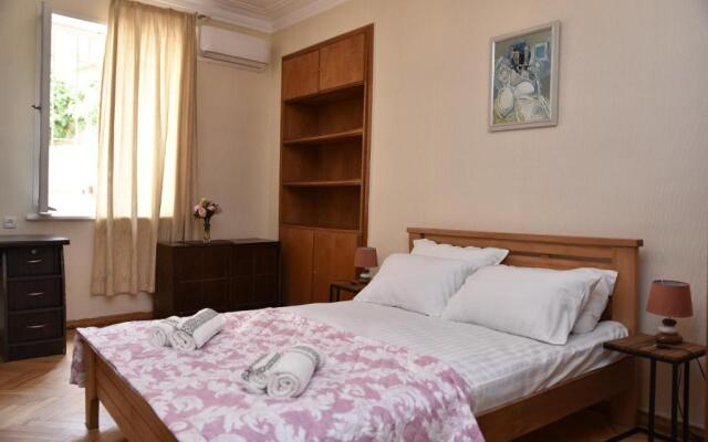 3 BD App with cozy Garden