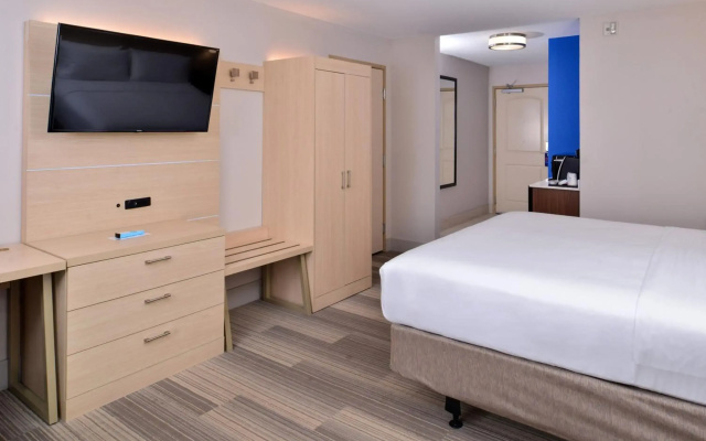 Holiday Inn Express & Suites Cincinnati - Mason by IHG
