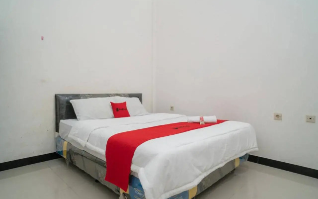 RedDoorz Syariah Near Syamsudin Noor Airport 4