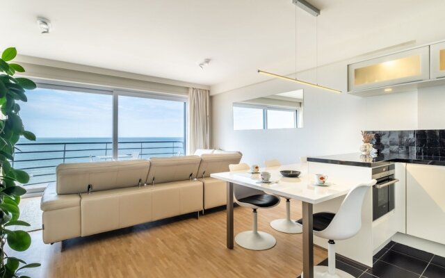 Apartment by Zeedijk With Sea View
