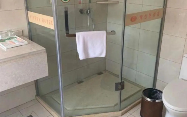 Vienna Hotel (Huainan Railway Station Wuyue Plaza)