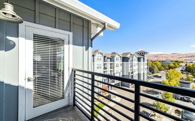 Chic Apt w Jacuzzi Pool BBQ Mountain Views