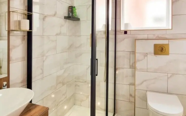 Rustic Ebony Suite With Free Parking