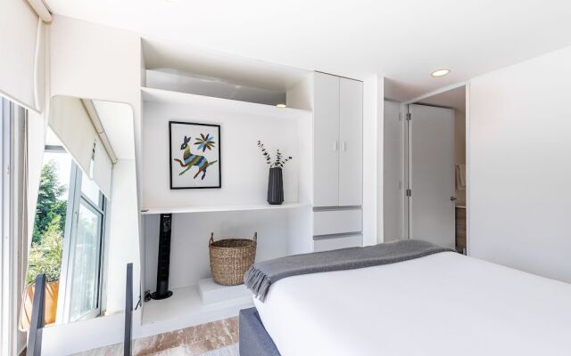 Brand New Studio in Perfect Location!