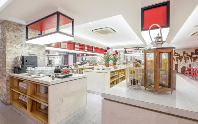 FOX Lite Royal Bay Makassar