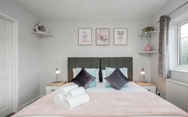 Ascot Pet Friendly 4 Bed House Parking