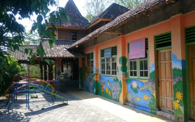 Bina Karya Guesthouse by ZUZU