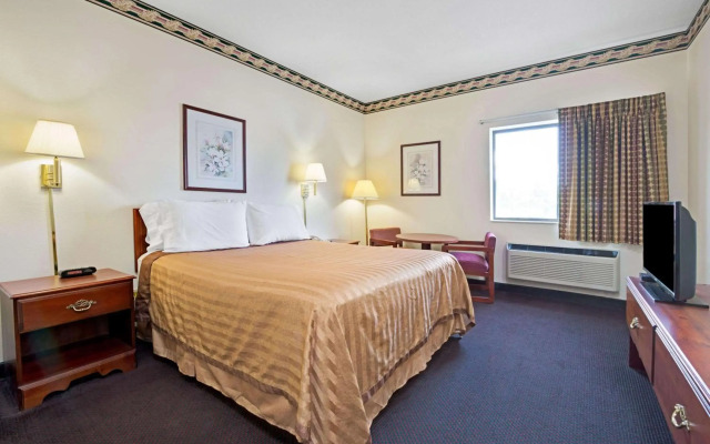 Travelodge by Wyndham St. Louis