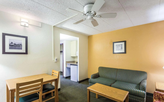 Quality Suites Milwaukee Airport