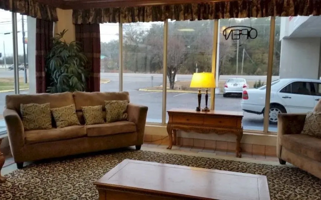 Candlelight Inn & Suites