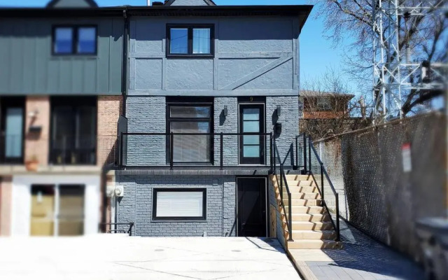 Renovated Guest Suite Near The Lake & High Park in Toronto!