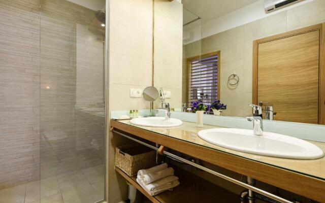Peninsula Luxury Rooms