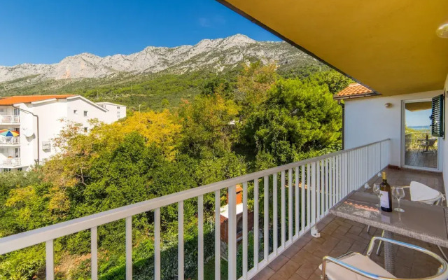 Stunning 3-bedroom Apartment in Gradac