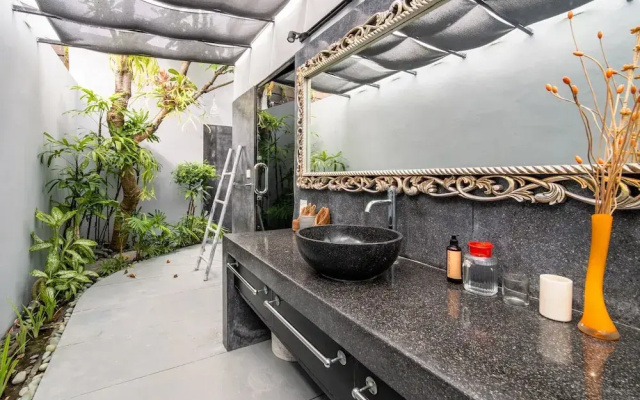 Serene 4br Seminyak Villa with Tropical