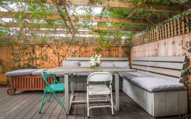 2BR Home in London W/terrace + Parking