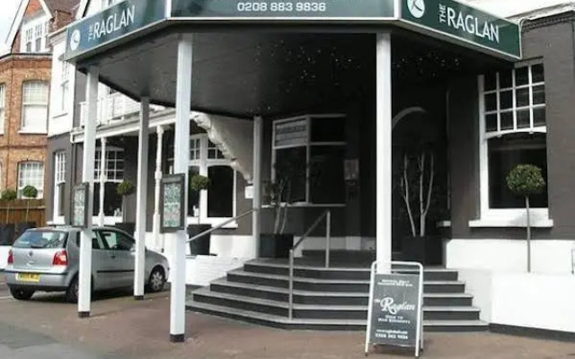 Raglan Hotel