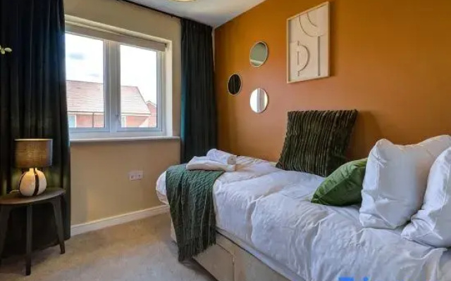 Sleeps 5 3 Bedroom House in Bourne with Parking
