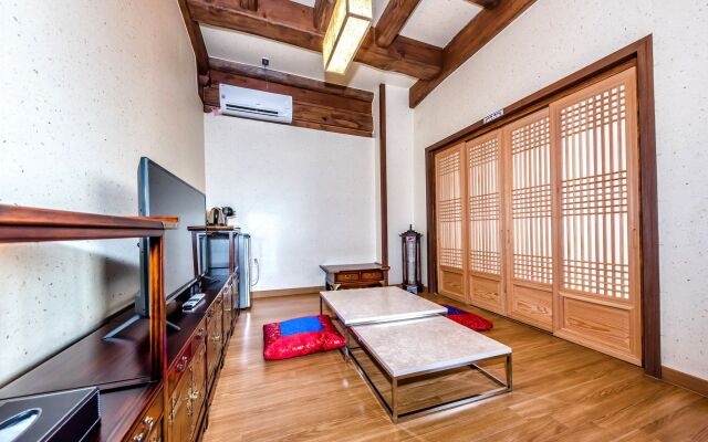 Jeju Hanok Hotel Hallagung