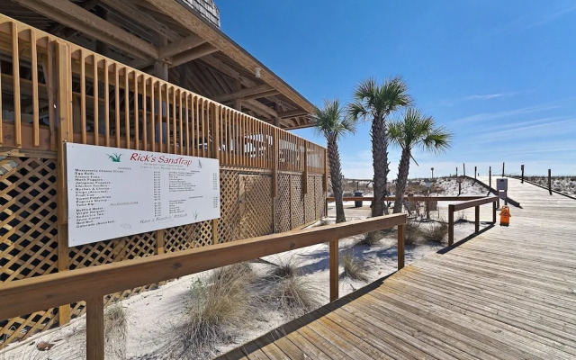 8226 is an upstairs pet friendly studio located in Sandpiper Cove by RedAwning